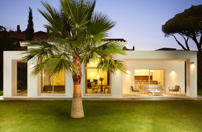 Una villa esplendida contemporánea lado playa en Casasola