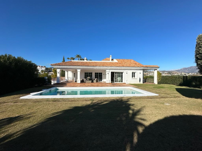 Sophisticated 6 bedroom villa in La Alquería, Benahavís