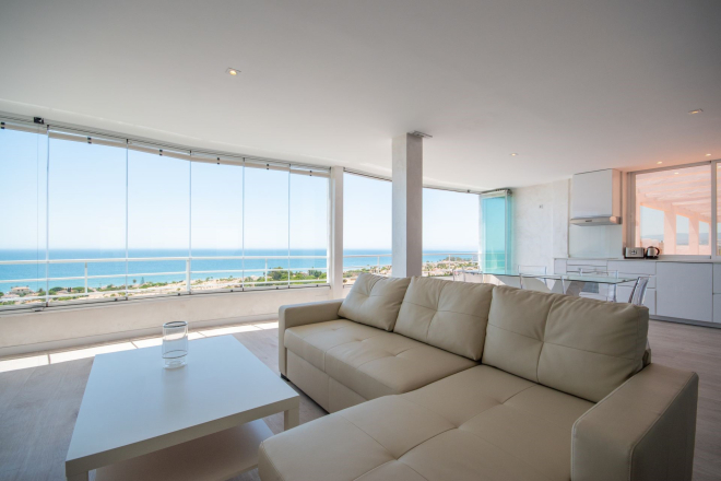 Apartamento totalmente reformado de 2 dormitorios junto a la playa en Las Chapas 