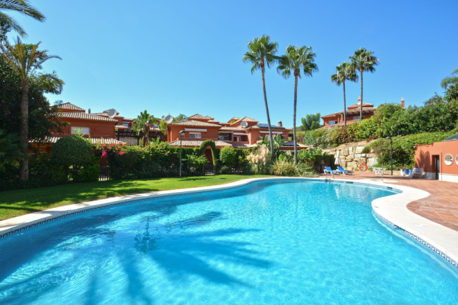 Elegante villa independiente en Santa Clara, Marbella Este