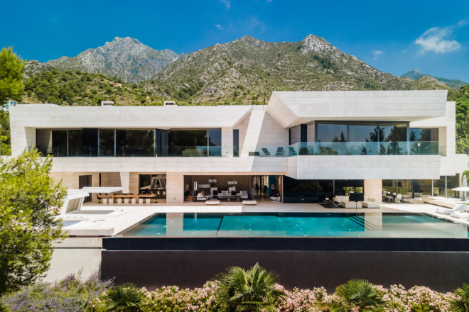Breathtaking cutting edge design, modern villa in Cascada de Camojan