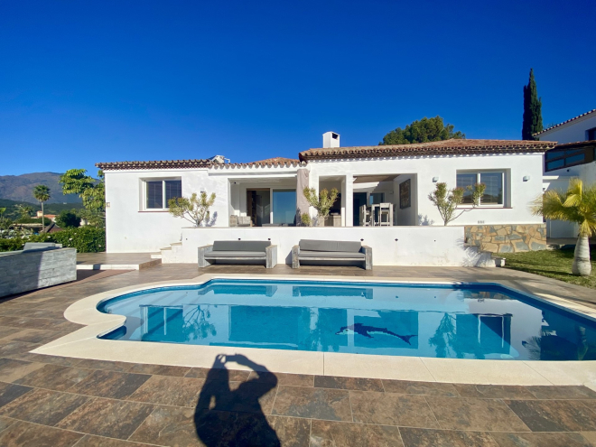 Ideal family villa with stunning views in Puerto Romano, Estepona