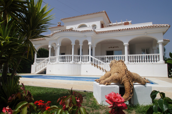 Elegant 4 bedroom villa with sea and golf views in Riviera del Sol