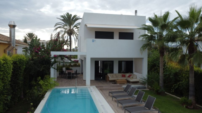 Contemporary 5 bedroom villa in Marbesa, Marbella East