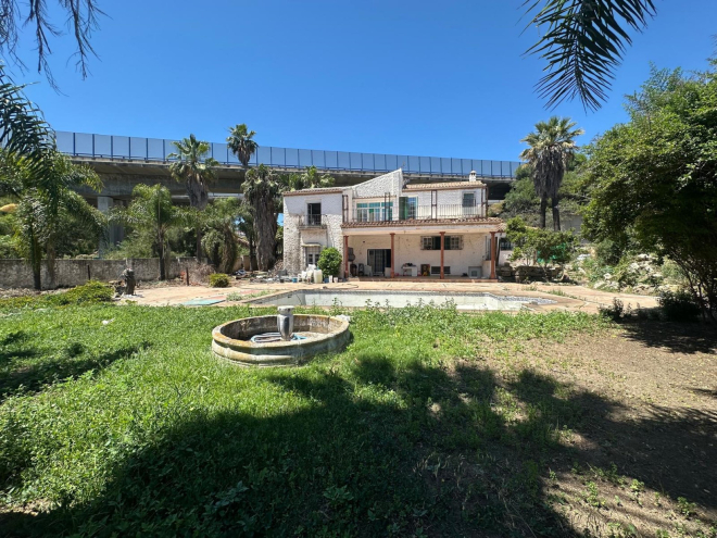 Renovación ideal Oportunidad: Amplia Villa de 7 dormitorios en El Colorado, Nueva Andalucia