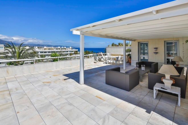 Excepcional Ático en Primera Línea de Playa en Los Granados, Marbella - Puerto Banús