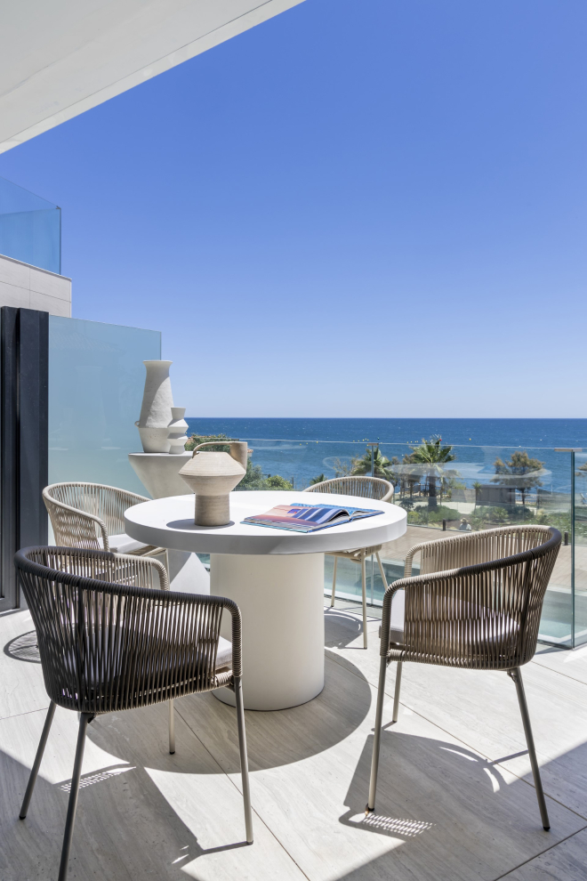 Luxurious beachfront apartment in Estepona West