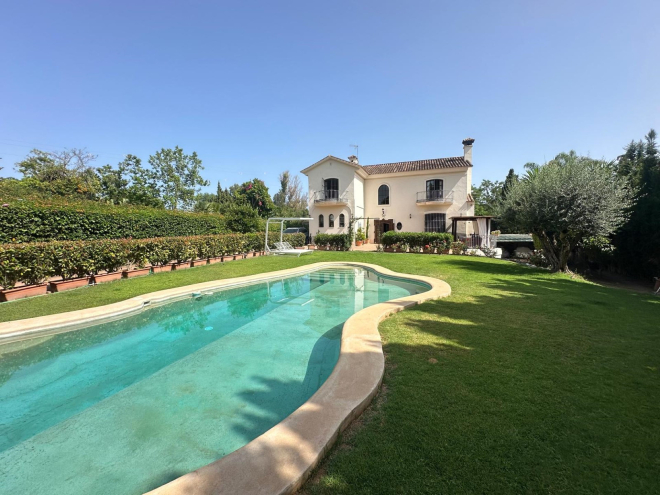 Exceptional frontline golf 5-bedroom villa in Guadalmina Alta