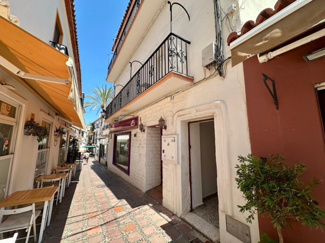 Edificio único que se abre a 2 calles con unidades comerciales en Marbella Old Town