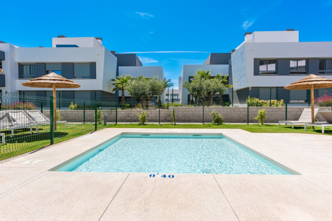 Elegant Two-Bedroom Penthouse with Panoramic Terraces in Selwo, Estepona East