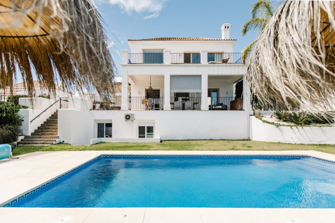 Exclusive 5-Bedroom Villa on the Frontline of Golf in La Resina.