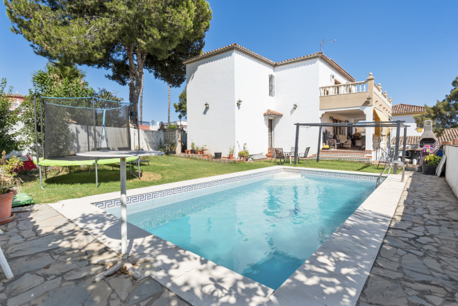 Spacious 6 bedroom villa including a guest apartment in Don Pedro, West of Estepona