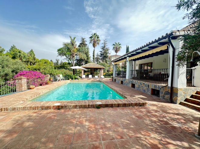 Elegant frontline golf villa in El Paraiso Medio, Estepona