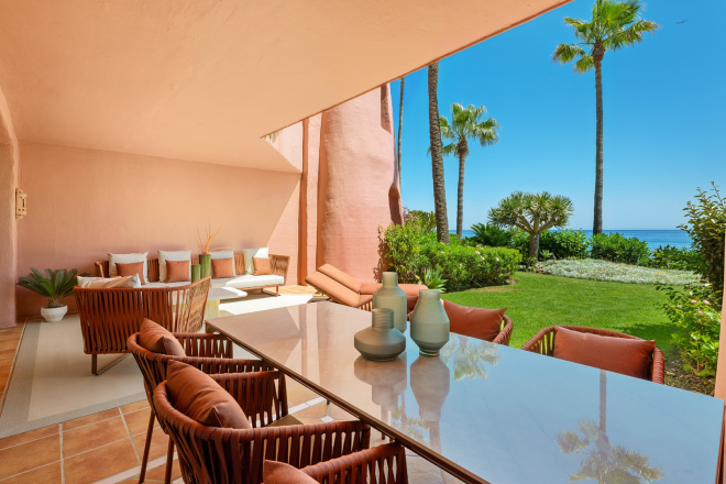 Apartamento de lujo en primera línea de playa en Menara Beach, Estepona