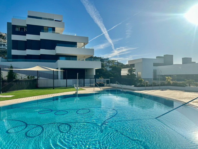 Contemporary stylish apartment with panoramic views in Los Altos de los Monteros, Marbella East
