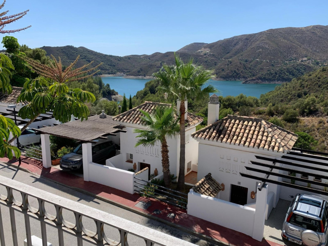 Townhouse in Zahara de Istán with panoramic lake views