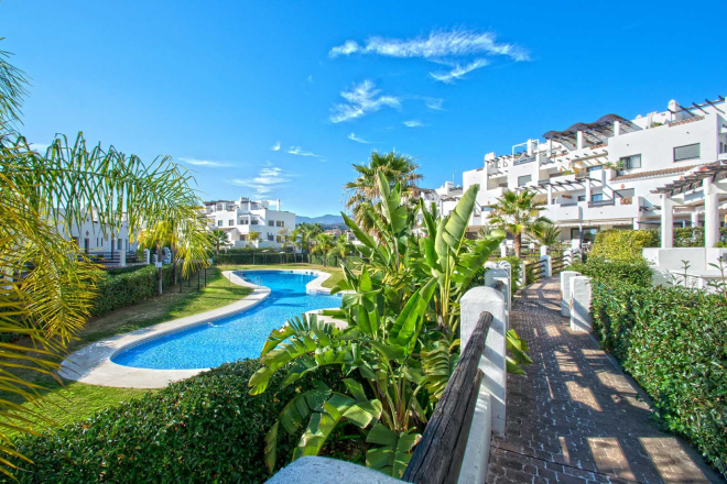 Elegante ático dúplex con vistas panorámicas al mar en Selwo, Estepona Este