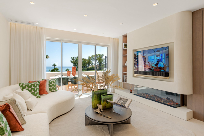 Luxurious renovated penthouse with panoramic sea views in Bahía del Velerín, Estepona