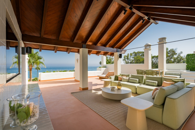 Exquisite frontline beach penthouse in Bahía del Velerín, Estepona