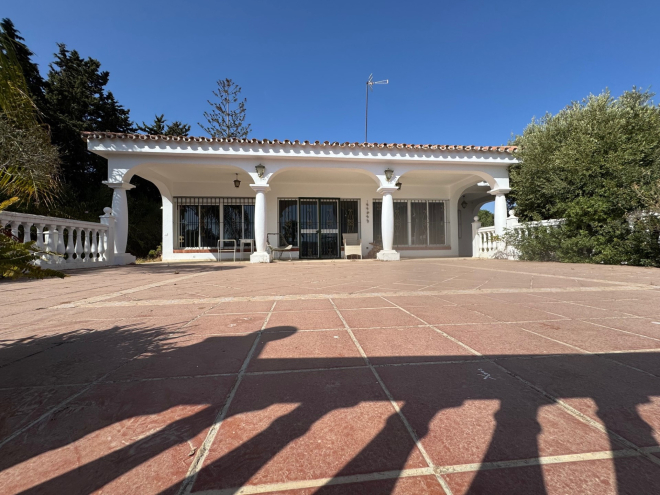 Villa to Renovate with Large Plot in Paraiso Medio, Estepona