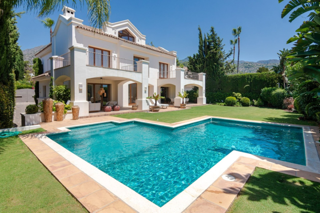 Elegante villa de lujo de 5 dormitorios en Balcones de Sierra Blanca, Milla de Oro de Marbella