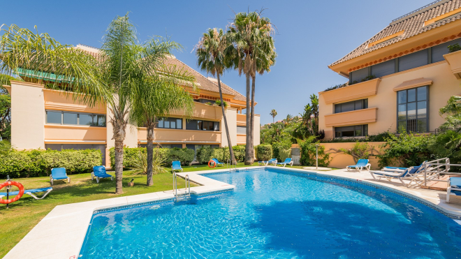 Frontline golf apartment in Lorcrigolf, Nueva Andalucía