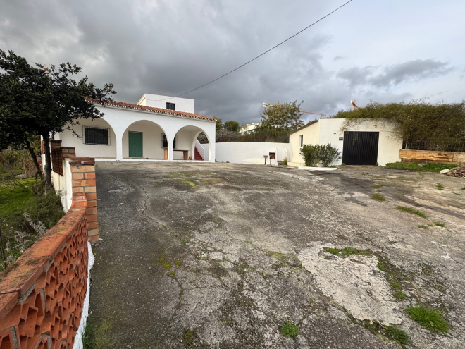 Estate with Large Plot in Guadalmansa, Estepona