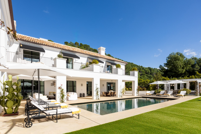 Villa moderna de estilo andaluz con 6 dormitorios en Cascada de Camoján, Milla de Oro de Marbella