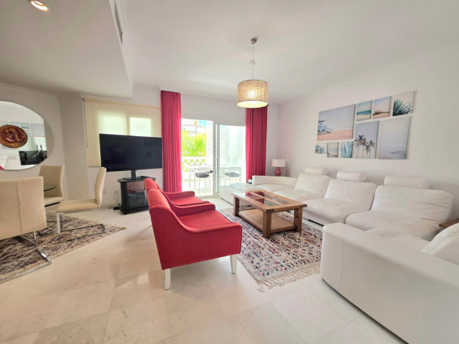Spacious 3-bedroom apartment in Las Gaviotas, Puerto Banús.