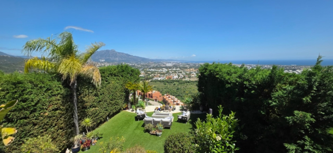 Elegant townhouse with exceptional panoramic views in Benahavis, Malaga