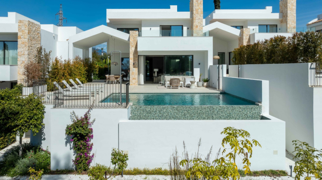 Brand new 5 bedroom villa in a gated community in San Pedro de Alcántara