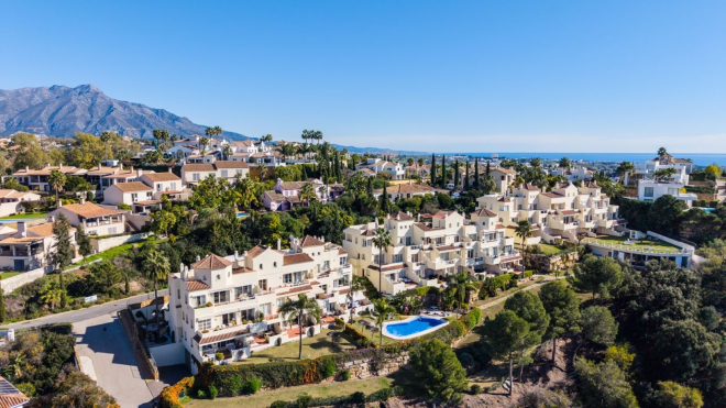Bright first-floor apartment with sea and mountain views in Ocean Pines, Benahavís