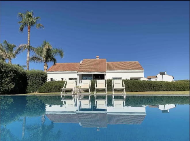 Exceptional villa with seperate apartment, on a unique plot in Manilva with panoramic views