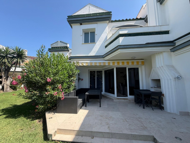 Townhouse inDominion Beach frontline Beach comunity , Estepona East.