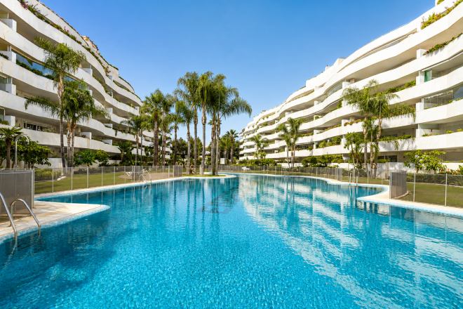 Beachside Duplex Penthouse in El Embrujo Banús with Private Pool and Panoramic Sea Views