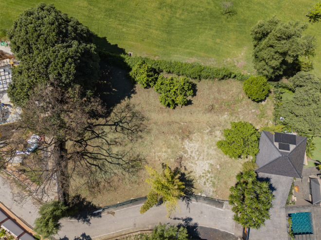 Parcela residencial en primera línea de golf en Guadalmina Alta con licencia activa y proyecto para villa de 597 m².