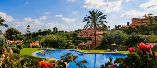 2-bedroom apartment in La Reserva de Marbella with terrace and parking.