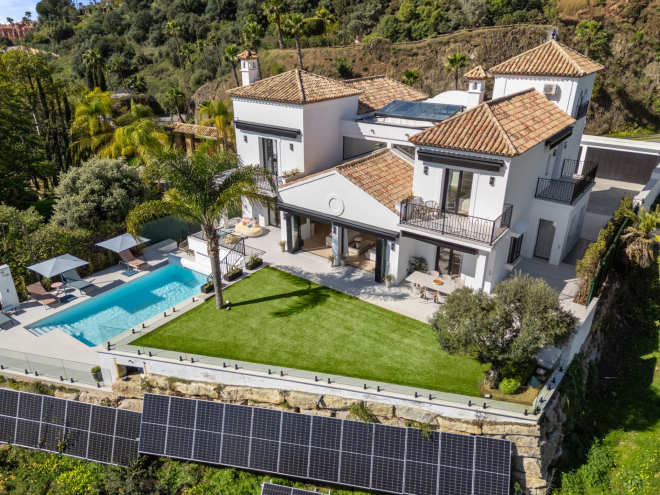 Recently renovated 5 bedroom villa in Monte Halcones with sea views