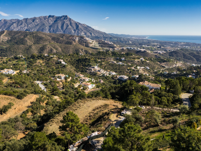 Plot with a south east facing villa project in La Zagaleta with sea views