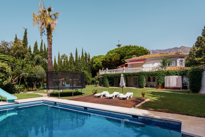 Amplia villa mediterránea con excepcional potencial de reforma en Rocío de Nagüeles, Milla de Oro de Marbella