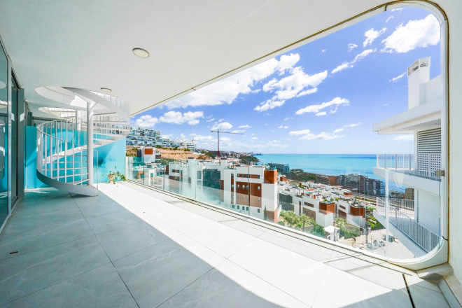 Penthouse in El Higuerón with a large private terrace and sea views.