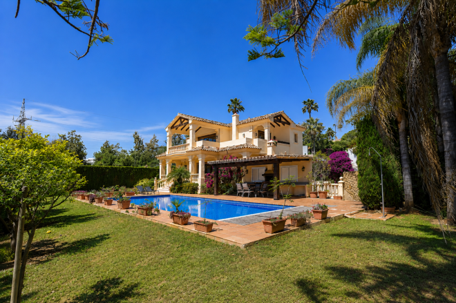 Spacious 5 bedroom villa with renovation potential in La Quinta