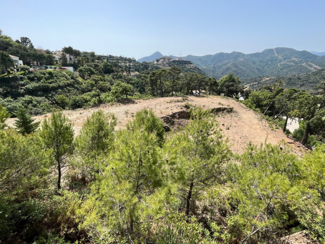 Exceptional frontline golf plot with villa project in La Zagaleta