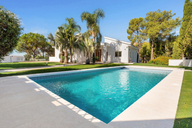 Renovated 5-bedroom luxury villa in El Madroñal