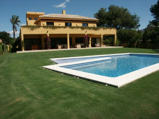 Stunning 8 bedroom modern beachside villa in Guadalmina Baja