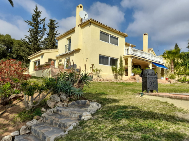 A traditional 3 bedroom villa with spectacular views in La Montua, Marbella 