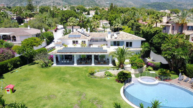 Elegante chalet familiar con amplios jardines situado en Rocio Nagüeles