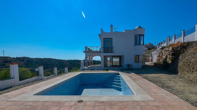 A Luxurious mountainside 3 bedroom villa with stunning sea views in Nueva Andalucia