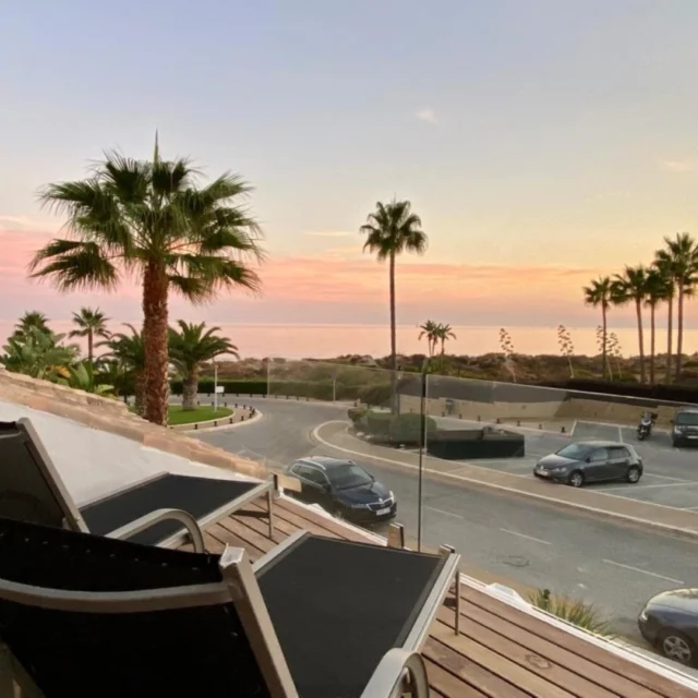 🌊 Luxurious 5-Bedroom Beachfront House for Long-Term Rent 🌊This stunning, fully refurbished house sits frontline to the beach in the exclusive Bahía de Marbella area. Boasting 5 bedrooms across 3 spacious floors, it offers breathtaking sea views and luxury living just minutes from the heart of Marbella.🏡 Key Features:Beautiful garden with seating area to enjoy direct sea views.
Large living room with fireplace, dining room, and modern kitchen.
Private courtyard with heated pool and lush garden areas.
First-floor master bedroom with sea views, en-suite bathroom, and terrace.
Two additional en-suite bedrooms with access to a shared terrace.
Basement with two guest bedrooms, shared bathroom, laundry room, and a garage for 3 cars.
24-hour security, communal gardens, and 2 swimming pools in the complex.
Located just 10 minutes from Marbella center and close to restaurants, hospitals, and supermarkets. Enjoy the best of beachfront living with luxury and privacy.📍 Price: €11,300/month (Long-Term Rental)
📲 +34 952908712
📧 contact@marbellauniqueproperties.com
📍 C/Jesus Puente, 25, Puerto Banus, Marbella
🌍 www.marbellauniqueproperties.com#UniqueProperties #MarbellaUnique #NewGoldenMile #LosGranadosdelMar #LuxuryLiving #RealEstate #BeachfrontApartment