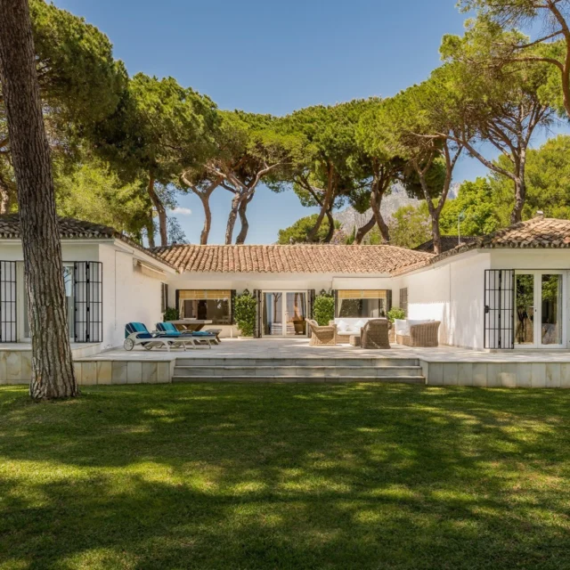🌟 Luxury Beachfront Villa for Rent in Marbella Club 🌟Experience the ultimate in luxury living on Marbella’s Golden Mile with this stunning 4-bedroom beachfront villa in the exclusive Marbella Club. Offering both breathtaking sea and mountain views, this villa boasts 500m² of elegant living space on a 2,000m² plot, perfect for relaxation and entertainment.🏡 Key Features:4 spacious en-suite bedrooms for total comfort and privacy.
Fully fitted kitchen with top-of-the-line appliances.
Private garden and swimming pool with direct beach access.
Covered terrace for outdoor dining and a private terrace with spectacular sea views.
Gated community with 24/7 security for peace of mind.
Enjoy luxury living at its finest, with convenient access to nearby beaches, golf courses, and transport links.📲 +34 952908712
📧 contact@marbellauniqueproperties.com
📍 C/Jesus Puente, 25, Puerto Banus, Marbella
🌍 www.marbellauniqueproperties.com#uniqueproperties #marbellauniqueproperties #marbellarealestate #marbella #realstate #costadelsol #spain #puertobanus #marbellaproperty #realstatemarbella #luxuryrealestate #homebyers #villaforrent #villaforsale #marbellalifestyle #investmentoportunity